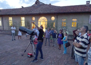 telescopio e gente al Castello di Casale