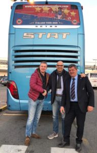 bus Stat Enrico Ferrari manager del Tour Italiano della squadra, Flavio Ottone (Stat) e l'autista Giuliano Zainaghi,  di fronte al mezzo brandizzato.  